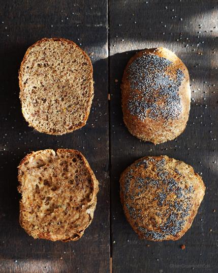 4 Hälften von Low Carb Brötchen.