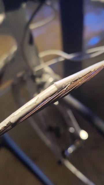 Gros plan sur une gaine de vitesse de vélo complètement explosée et rouillée