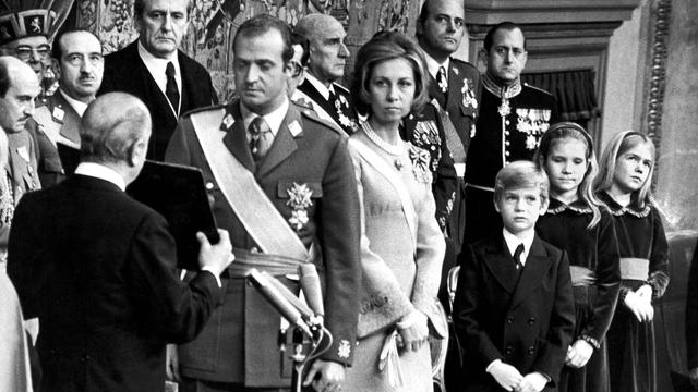 Juan Carlos I cuando juró las Leyes ante el presidente de las Cortes, y es proclamado Rey de España.