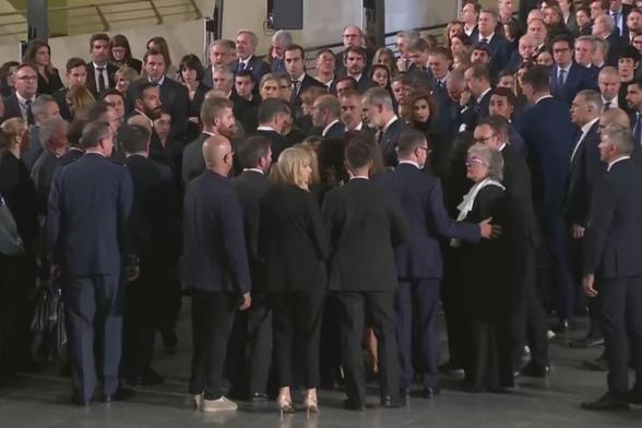 Al terminar el funeral, las víctimas vuelven a pedir la dimisión de Mazón: "¡Asesino, a la jueza!" ()