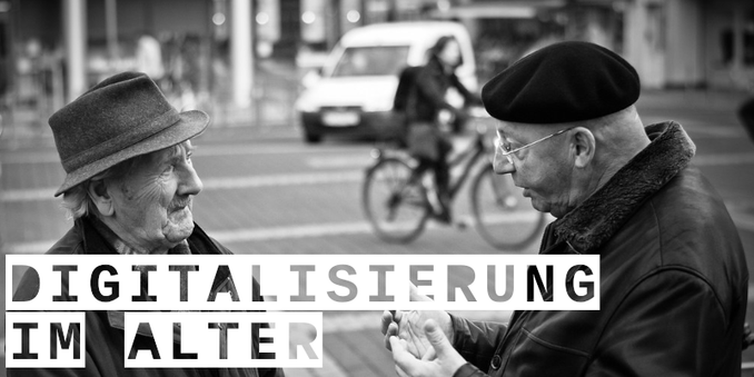 Foto: „Conversation“ von Das Fotoimaginarium ist lizenziert unter CC BY 2.0. Zu sehen sind zwei älteren Herren, die sich auf der Straße begegnen und in einem tiefen Gespräch scheinen. Dazu ist eine Überschrift der Themenreihe zu sehen: "Digitalisierung im Alter".