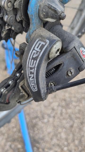 Vieux dérailleur arrière de vélo, modèle Centera
Les vis de butées sont positionnées juste sous le passage de la gaine ce qui rend le réglage très compliqué