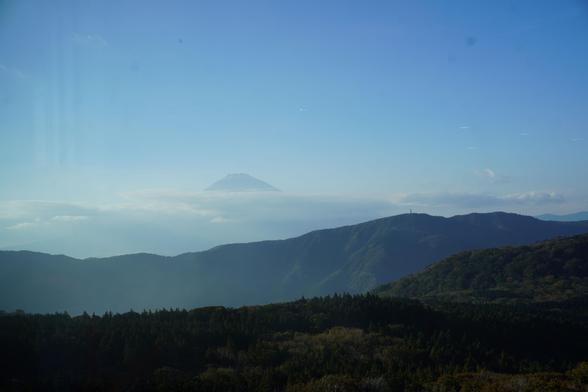 Blick auf den Fuji, der sich über den übrigen Bergen und Wolken erhebt