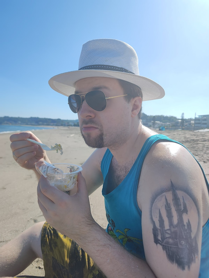 rajmund siedzący na japońskiej Miura Beach i zajadający colesława