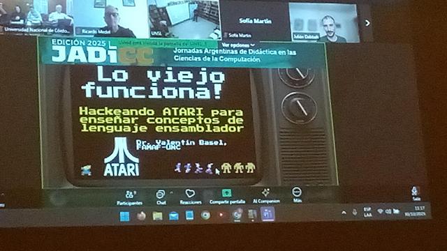Pantalla mostrando la presentación de Valentín Basel referida al hacking de Atari VCS para enseñar en una carrera de computación