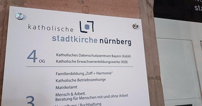 Schild an der Eingangstür des Hauses, in dem das KDSZ Dortmund seine Geschäftsstelle hat. (Foto: Felix Neumann)