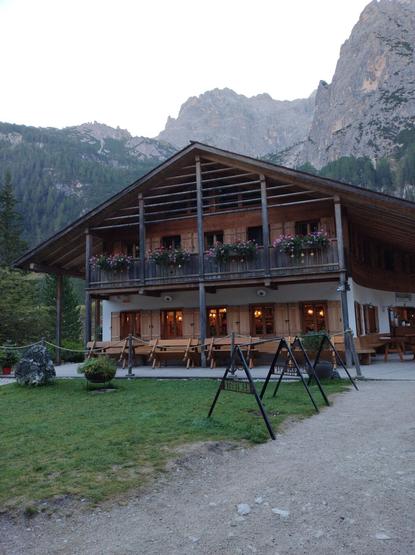 Everything is quiet at Talschlusshütte at 8 o'clock in the morning and the sun is still behind the mountains.