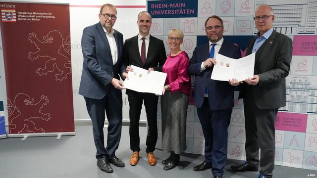 (fltr) Professor Enrico Schleiff (President of Goethe University Frankfurt and current RMU spokesperson), Clemens Hoch (Science minister of Rhineland-Palatinate), Professor Tanja Brühl (President of TU Darmstadt), Timon Gremmels (Science minister of Hesse), and Professor Georg Krausch (President of Johannes Gutenberg University Mainz) (photo/©: Rhineland-Palatinate Ministry of Science and Health)
