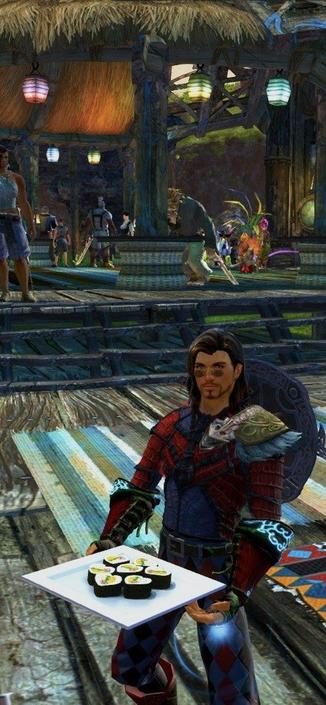 Das Bild ist ein Screenshot aus dem Spiel Guild Wars 2. Im Vordergrund steht ein männlicher Charakter in einer auffälligen Rüstung mit roten und blauen Farben und einem Umhang. Er hält ein Tablett mit sechs Sushirollen in den Händen. Die Szene spielt sich in einem belebten, tropischen Gebiet ab, das an ein Stranddorf erinnert. Im Hintergrund gibt es mehrere NPCs (Nicht-Spieler-Charaktere), bunte Lampions und typische Holzbauten mit Strohdächern. Die Stimmung ist lebhaft und urlaubsähnlich, was für einige bekannte Orte in Guild Wars 2 wie Südlicht-Bucht oder bestimmte Festival-Areale typisch ist.