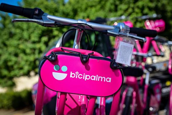 Frontal d'una bicicleta pública BiciPalma de color rosa amb el logotip.