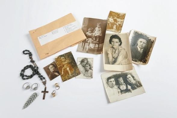 #StolenMemory - Effekte von Neonella Doboitschina. Effekten sind persönliche Gegenstände, die Inhaftierten in den Konzentrationslagern abgenommen wurden - etwa Brieftaschen, Fotos oder Schmuck. Die Arolsen Archives bewahren diese Besitztümer bis heute auf