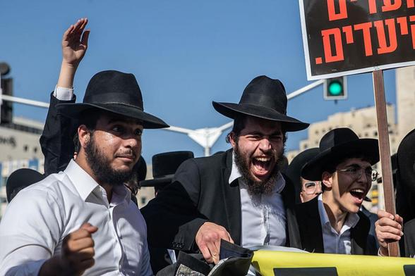 Ultraortodoxos jaredíes, en plena manifestación contra el reclutamiento obligatorio, este jueves 30 de octubre (Anadolu via Getty Images)