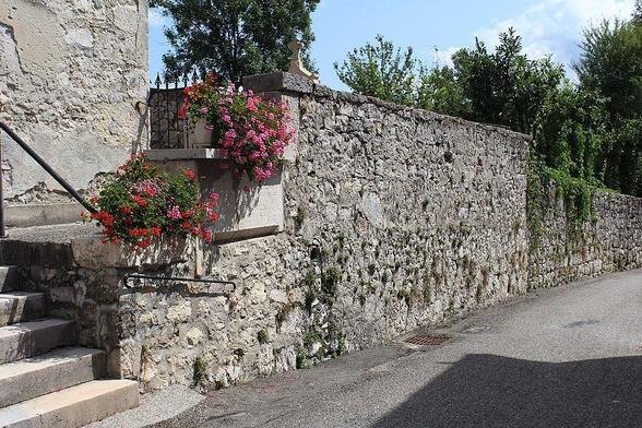 Maison Gallet à #Lavours (#Ain) Encastrée dans le mur de soutènement du parvis de l'église où elle y a été transféré en 1989, elle provient d'un bâtiment agricole anciennement maison Gallet. Elle est à l'origin...
Suite 👉 https://monumentum.fr/monument-historique/pa00116418/lavours-maison-gallet
#Patrimoine #MonumentHistorique
Photo CC-BY-SA 4.0 : Chabe01