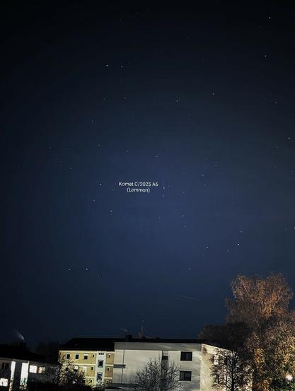 Smartphone-Astrofoto des Kometen C/2025 A6 (Lemmon) am Nachthimmel, schwacher Schweif sichtbar. Foto © Johann Seidl, Gartenpoet.