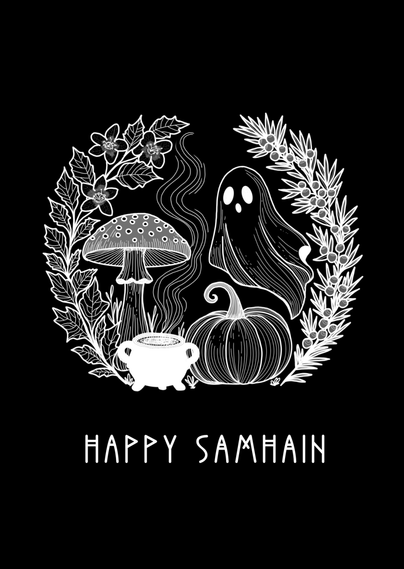 Ein schwarzer Hintergrund mit weißer Zeichnung. Neben Geist, Kürbis und Fliegenpilz steht ein Hexenkessel aus dem Rauch empor steigt. Eingerahmt ist das Motiv von schwarzem Bilsenkraut und Wacholder, die typisch für die Samhain-Nacht sind. Darunter steht: HAPPY SAMHAIN