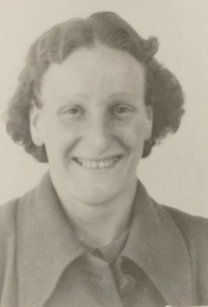 A portrait ID photo of a smiling woman. Dutch Jewish woman, Naatje Schijveschuurde.