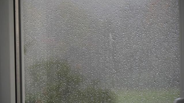 Fenster mit Regentropfen