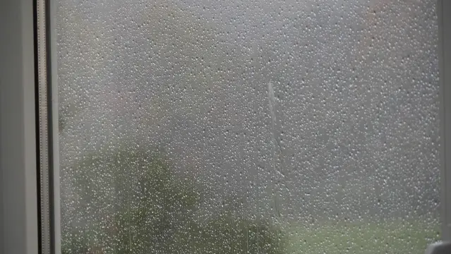 Fenster mit Regentropfen