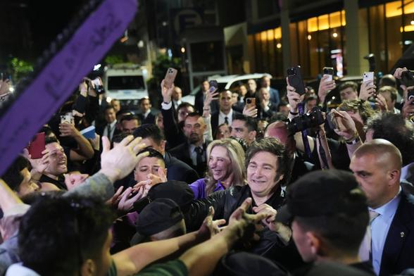 Milei saludaba el domingo a un grupo de simpatizantes en Buenos Aires tras su triunfo electoral.