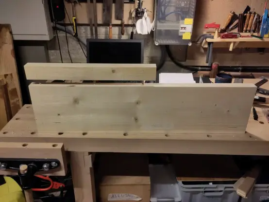 Vue sur un assemblage avant de coller. On voit des tourillons entre les deux pièces de bois, pour assurer l'alignement.