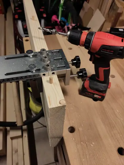 Détail du percement pour les tourillons avec un gabarit et une perceuse (Mafell A12).