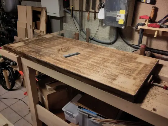 Vue du dessous de la table après un premier passage au racloir.