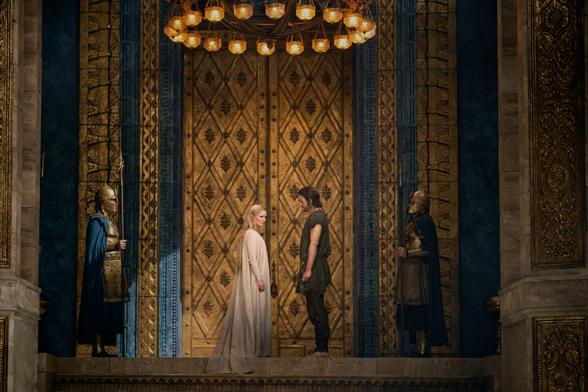 "Der Herr der Ringe: Die Ringe der Macht - Adar": Galadriel (Morfydd Clark) und Halbrand (Charlie Vickers) stehen sich in einem prunkvoll ausgestatteten Raum gegenüber. Über ihnen hängt ein Kronleuchter. Sie werden von zwei Wachen (Komparsen) beobachtet. (Bild: ZDF und © 2022 Amazon Content Services LLC.)