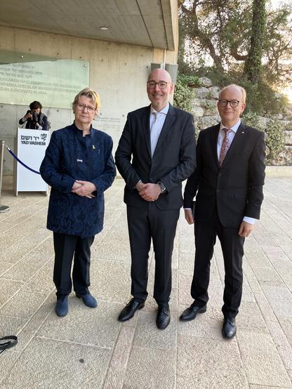 Das Bild zeigt ASB NRW Sylvia Löhrmann und LT Präsident André Kuper beim Besuch von Yad Vashem in Israel