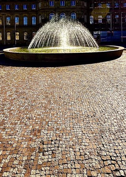 Photo of a fountain in front of the New Palace in Stuttgart.
Plenty of windows and cobblestones