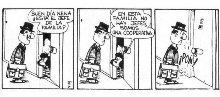 Strip en 3 cases : un représentant vient taper à la porte de Mafalda.

Espagnol : 
1. Representante, a la puerta : Buen dia nena, està el jefe de la familia ?
2. Mafalda : En este familia no hay jefes, somos una cooperativa.
3. Mafalda cierra la puerta y deja al representante desconcertado en el rellano.

Traduction française
1. Représentant, à la porte : Bonjour, jeune fille, le chef de famille est-il là ?
2. Mafalda : Dans cette famille, il n'y a pas de chef, nous sommes une coopérative.
3. Mafalda claque la porte et laisse le représentant déconfit sur le palier.