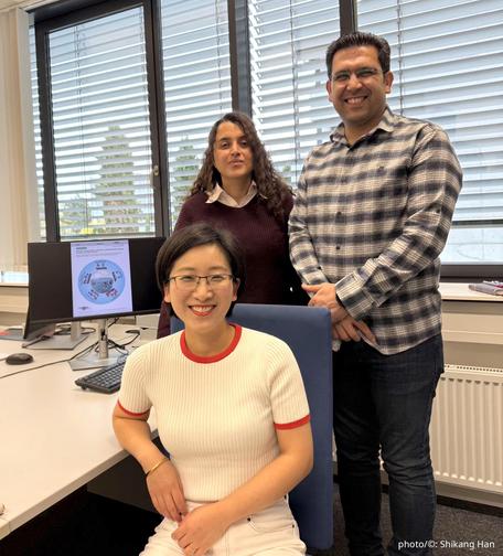 Dr. Dandan Gao (front) from the Department of Chemistry at Mainz University with the lead authors of the current review article, Dr. Bahareh Feizi Mohazzab (left) und Kiarash Torabi (right) (photo/©: Shikang Han)