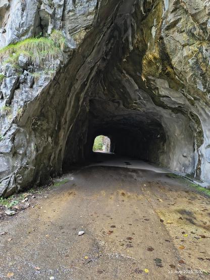 Ein e alte Straße, die Via Mala in der Schweiz, durch einen in Fels gehauenen Tunnel.