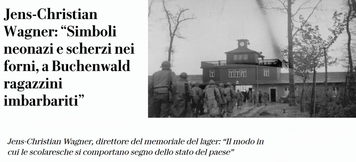 Immagine in bianco e nero di un gruppo di militari americani che entrano nel campo di sterminio di Buchenwald. Il testo nell'immagine recita: "Jens-Christian Wagner: 'Simboli neonazi e scherzi a Buchenwald ragazzini imbarbariti'".