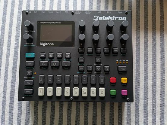 Un Digitone, un sintetizzatore FM molto simile, esteticamente, al Digitakt.