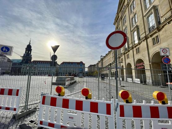Blick auf den Altmarkt in Dresden am Feiertag (Reformationstag).
Man sieht, dass der Platz komplett inklusive der direkt anliegenden  Seestraße mit rechtseitigem Fußweg abgesperrt ist.
Blauer Himmel, Sonnenschein und ein paar Chemtrails.