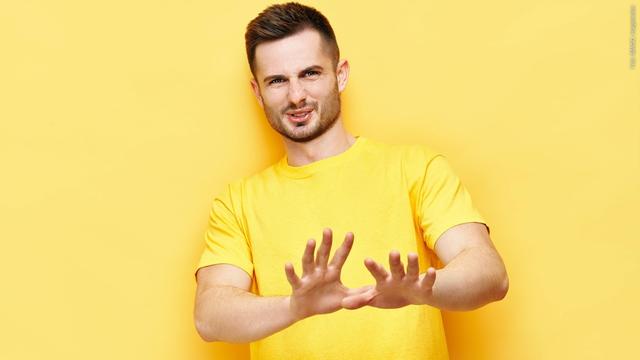 Ein junger Mann macht eine abwehrende Geste, weil er einen Moment, der sich falsch anfühlt, erlebt. (Foto: IMAGO, imagebroker)