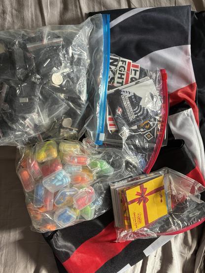 Foto von Demomaterial, Trillerpfeifen, Ohrstöpsel, Sticker, Flaggen und Supermarktgutscheine weil #neinzurbezahlkarte!.