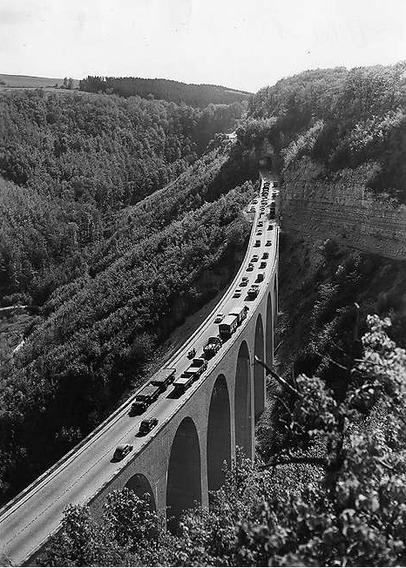 Mitte der 1950er Jahre entstandene schwarz-weiß Aufnahme des Albauf- bzw. abstiegs an der A8. Blick auf die Drachenlochbrücke.