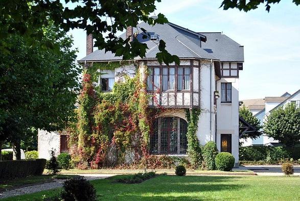 Ancien Hôtel des Ingénieurs des Tréfileries à #LeHavre (#SeineMaritime) Le quartier de Leure, dans lequel est implantée cette construction, a été englobé par la ville du Havre en 1881 ; il doit son développemen...
Suite 👉 https://monumentum.fr/monument-historique/pa76000037/le-havre-ancien-hotel-des-ingenieurs-des-trefileries
#Patrimoine #MonumentHistorique
Photo CC-BY-SA 4.0 : Grdela