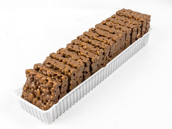 Diagonal aufgestellte Plastikschale mit vielen Nippons.