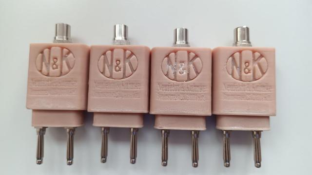 4 Stück Antennestecker zur Nutzung des "normalen" Koax Antennkabels an Röhrenradios (2 polige Stecker). Hergestellt aus Bio Resin in beige.