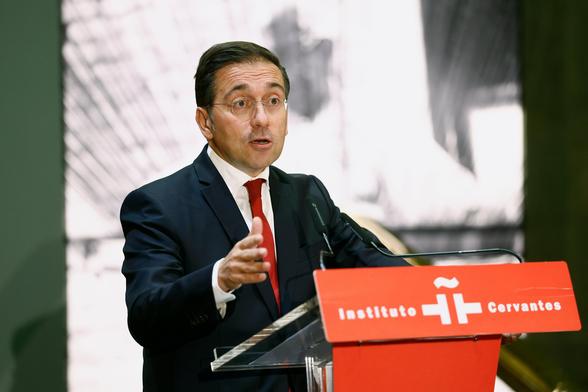 El ministro de Asuntos Exteriores, Unión Europea y Cooperación del Gobierno de España, José Manuel Albares, interviene en la inauguración de la exposición 'La mitad del mundo. La mujer en el México indígena' este viernes en Madrid.