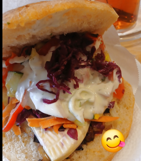 Ein vegetarischer Döner kurz vor dem Verzehr.