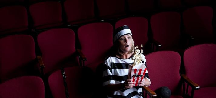 Una espectadora en una sala de cine. / Getty / anthonysp