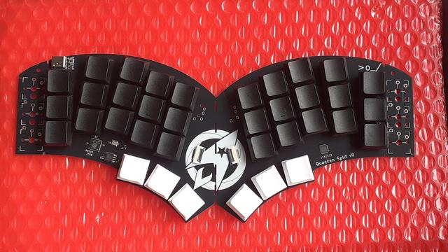 Le Quacken : un projet de clavier ergonomique monobloc splitable, compatible avec les géométries corne / ferris / Hummingbird et tout ce qu’il y a au milieu.