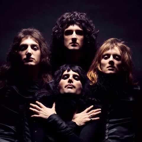 Plattencover von der Band Queen zum Song Bohemian Rhapsidy. Die Künstler sind schwarz gekleidet vor schwarzem Hintergrund. Links  John Deacon, Mitte oben Brian May, Mitte unten Freddie Mercury und rechts Roger Taylor.