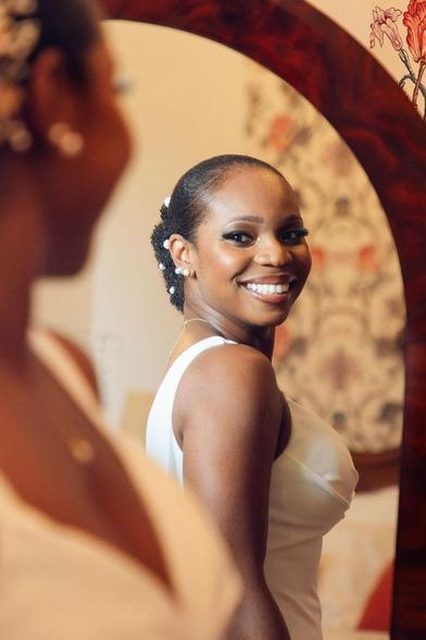 Portrait de Whilemine qui se regarde dans le miroir avec sa robe de mariée.