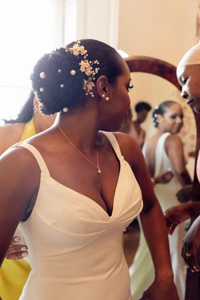 Whilemine se regarde dans le miroir avec sa robe de mariée.