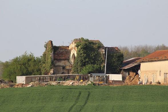 Chapelle d'Epaisse à #BâgéDommartin (#Ain) Construite probablement au XIIe siècle par les Hospitaliers de l'ordre de Saint-Jean de Jérusalem. L'édifice a été très dégradée par son utilisation antérieure: stocka...
Suite 👉 https://monumentum.fr/monument-historique/pa00116296/bage-dommartin-chapelle-depaisse
#Patrimoine #MonumentHistorique
Photo CC-BY-SA 4.0 : Chabe01