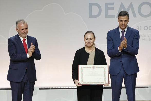 El presidente del Gobierno, Pedro Sánchez (d), y el ministro de Política Territorial y Memoria Democrática, Ángel Víctor Torres, aplauden a Laura García Lorca. (EFE/ Sergio Pérez)